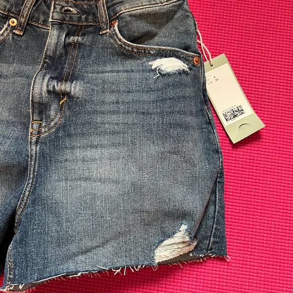 NEW H&M mom shorts, high waist - Picture 3 of 8